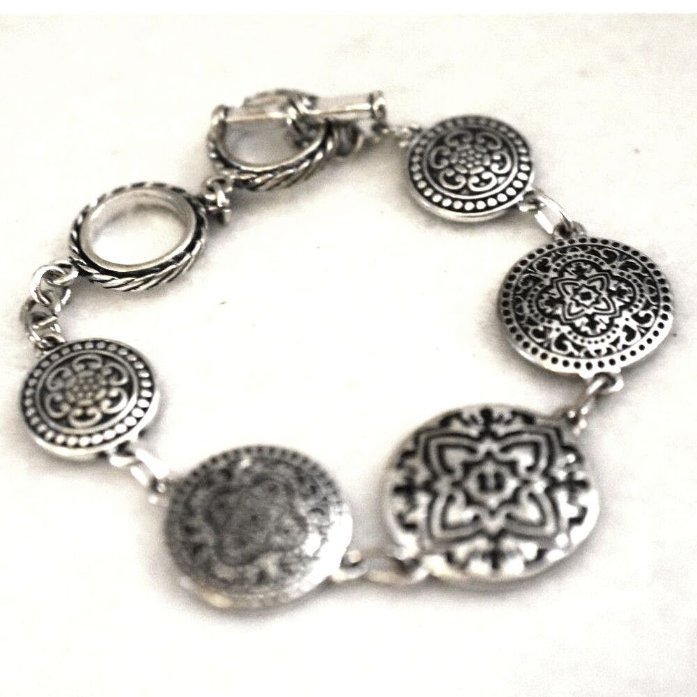 Modern Western Etched Silver Tone 7 Inch Toggle Latch Gently Worn Bracelet